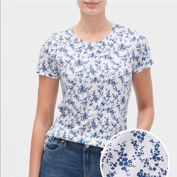 GAP Tops - NWT Gap Medium White W/Blue Flowers V-Neck